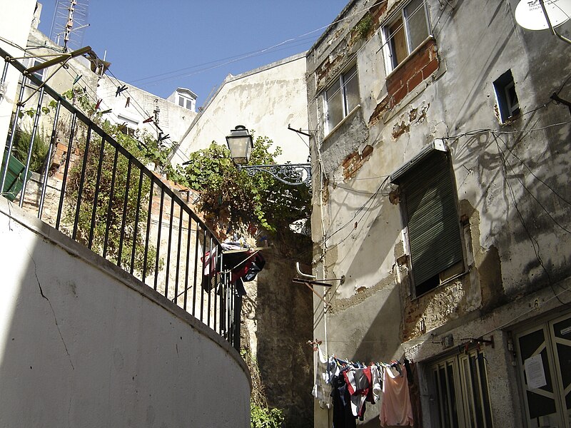 File:Alfama (by Awersowy) 18.jpg