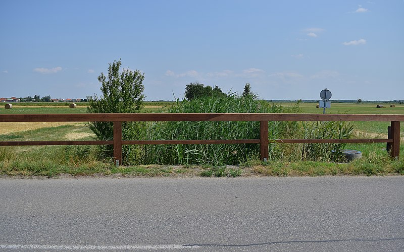 File:Apetlon - Brücke über den Weißseegraben - 2.jpg