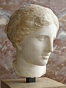 Tête féminine du type de l'Aphrodite de Cnide, dite Tête Kaufmann. Marbre d'Asie Mineure, v. 150 AEC. H. 35 cm. Louvre MA 3518