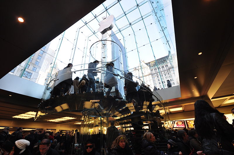 File:Apple Store Fifth Avenue, showing the patented glass-staircase (7181853588).jpg