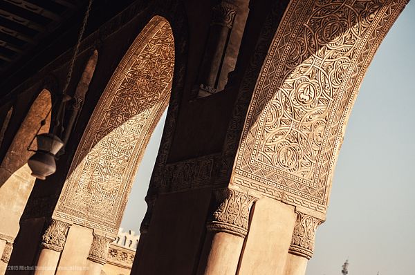 Geometric arch decorations – The floral representations and geometric designs on the arches reflects abbasid art.