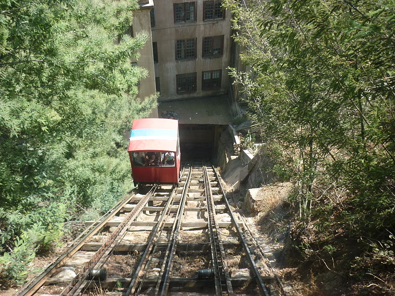 File:Ascensor El Peral.JPG