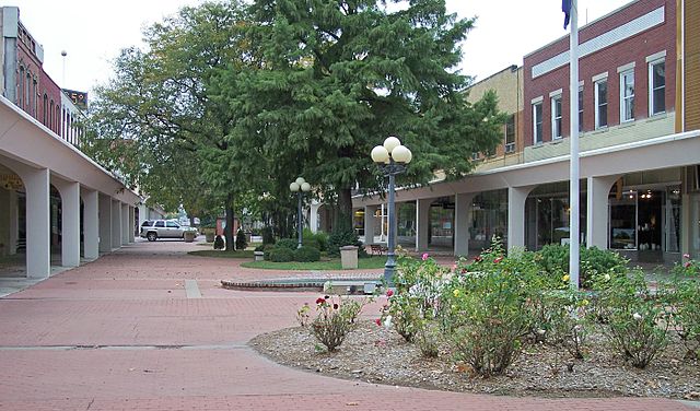 Pedestrian mall on Commercial Street in downtown Atchison (2006)