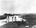 Soldats procedint a desembarcar a la Badia de Massacre, Attu el 12 de maig de 1943.