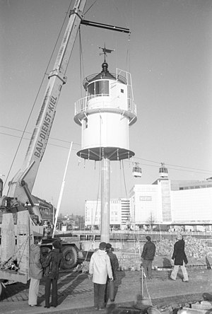 Aufstellung des alten Friedrichsorter Leuchtturmes am Bootshafen (Kiel 65.545).jpg