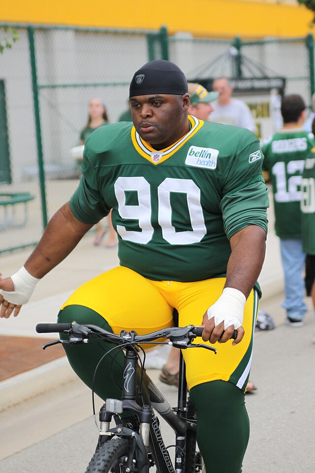 Green Bay Packers B.J. Raji is   hit for his touchdown dance 'The  Raji' against Chicago Bears – New York Daily News