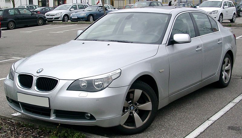 https://upload.wikimedia.org/wikipedia/commons/thumb/3/3f/BMW_E60_front_20080417.jpg/800px-BMW_E60_front_20080417.jpg