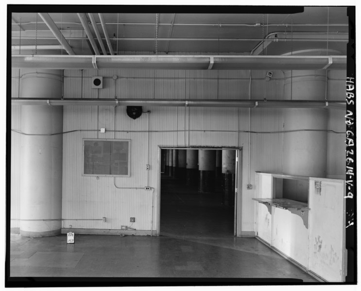 File:BUILDING 313, INTERIOR, OFFICE AREA IN EASTERN END OF BUILDING, FROM APPROXIMATELY 10 FEET WEST OF EASTERN WALL, LOOKING WEST, WITH EASTERN STOREROOM THROUGH DOORWAY. - Oakland HABS CAL,1-OAK,16V-9.tif
