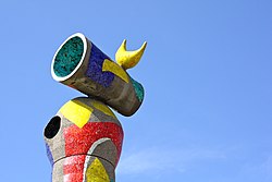 Dona i ocell, una de les escultures més monumentals i representatives de la ciutat i de l'obra de Joan Miró