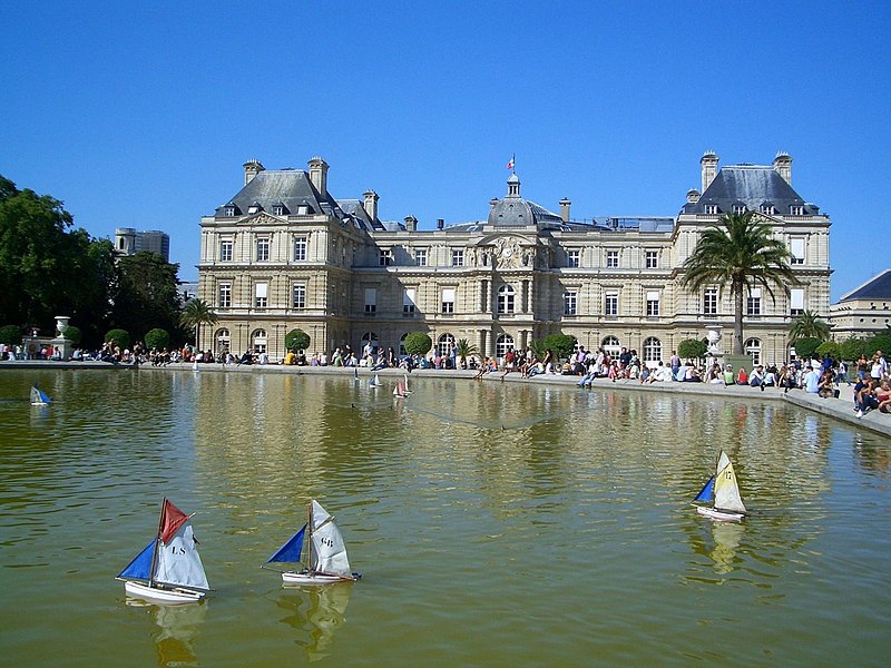 File:Bassin et bateaux devant le Sénat.jpg