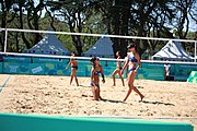 Deutsch: Beachvolleyball bei den Olympischen Jugendspielen 2018; Tag 8, 14. Oktober 2018; Mädchen, Achtelfinale – Mexiko-China 0:2 (15–21/16–21) English: Beach volleyball at the 2018 Summer Youth Olympics at 14 October 2018 – Girls Round of 16 – Mexico-China 0:2 (15–21/16–21)