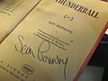 Titulná strana knihy s podpisom Conneryho.