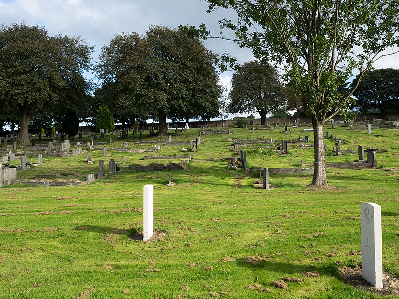 File:Benfieldside Cemetery - geograph.org.uk - 5146534.jpg