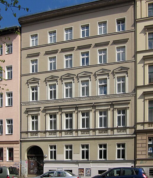 File:Berlin, Kreuzberg, Nostitzstrasse 43, Mietshaus.jpg