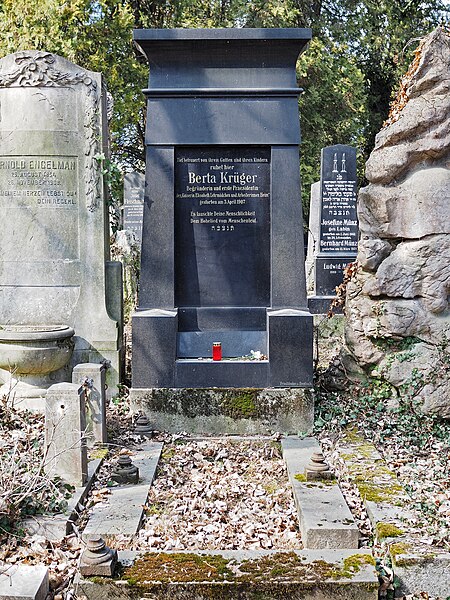 File:Berta Krüger grave, Vienna, 2017.jpg