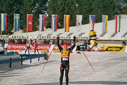 L'Allemande Kati Wilhelm franchissant la ligne d'arrivée d'une poursuite en vainqueur (mars 2006 – Antholz).