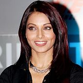 Bipasha Basu ridetas por la fotilo