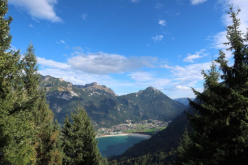 File:Blick auf Maurach und den Achensee Bild 4 2023-10-19.jpg