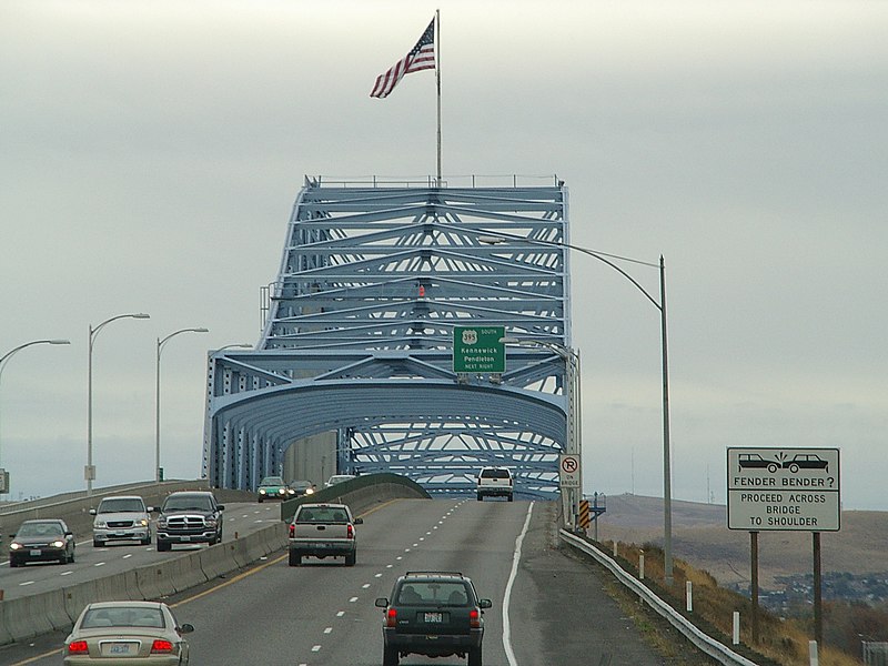 File:Blue Bridge in Pasco, Washington - roadway view (2006).jpg