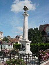 Monument aux morts surmonté d'un coq.