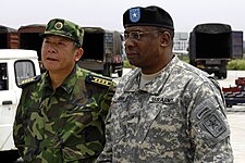 Brig. General Charlz V. Xopper va katta kapitan Guan Youfei Xitoyda yordam materiallari tushirilishini kuzatmoqdalar (080517-F-9750V-030) .jpg