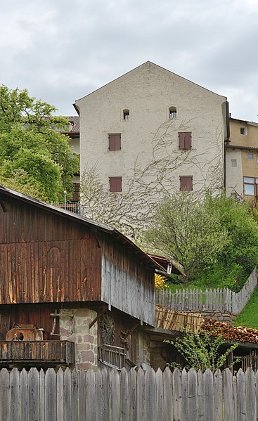 File:Brudermesserhaus Völs am Schlern.JPG