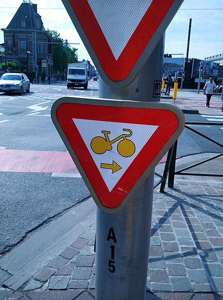 Road sign unique to Brussels: cyclists may ignore red traffic lights if they turn right!