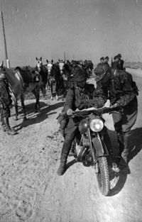 Bundesarchiv Bild 101III-Bueschel-069-31, Russland, Kradfahrer der Waffen-SS