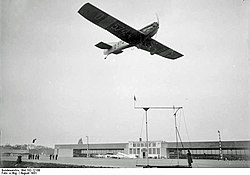 Bundesarchiv Bild 102-12108, Flugpost-Austausch in der Luft.jpg