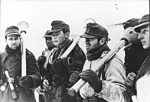 Німецькі солдати з реактивними протитанковими гарматами «Панцерфаустами». Лютий 1945