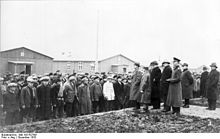 Bundesarchiv Bild 183-R27601, KZ Esterwegen, Rudolf Diels vor Häftlingen.jpg