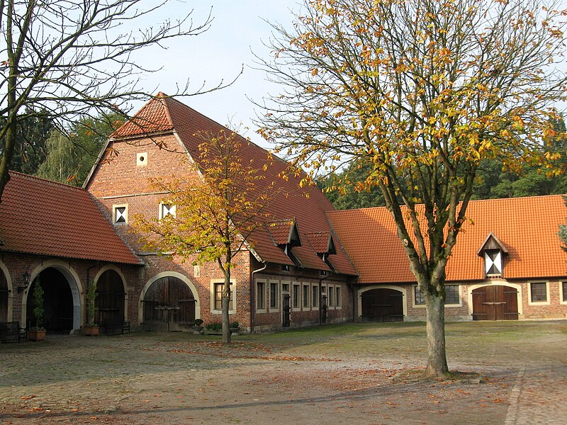 File:Burg Hülshoff Havixbeck-2.jpg