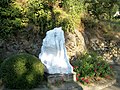 Placée à l'entrée du village, une sculpture monumentale en marbre blanc d'une femme nu sur une montagne (allégorie de l'eau), sa chevelure symbolise les sources arrosant le village.