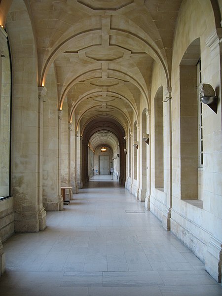 File:Caen abbayeauxdames galerieouest.jpg