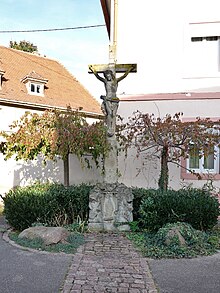 Le calvaire près de l'église.