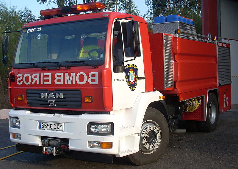 File:Camión bombeiros sen escada-2.jpg