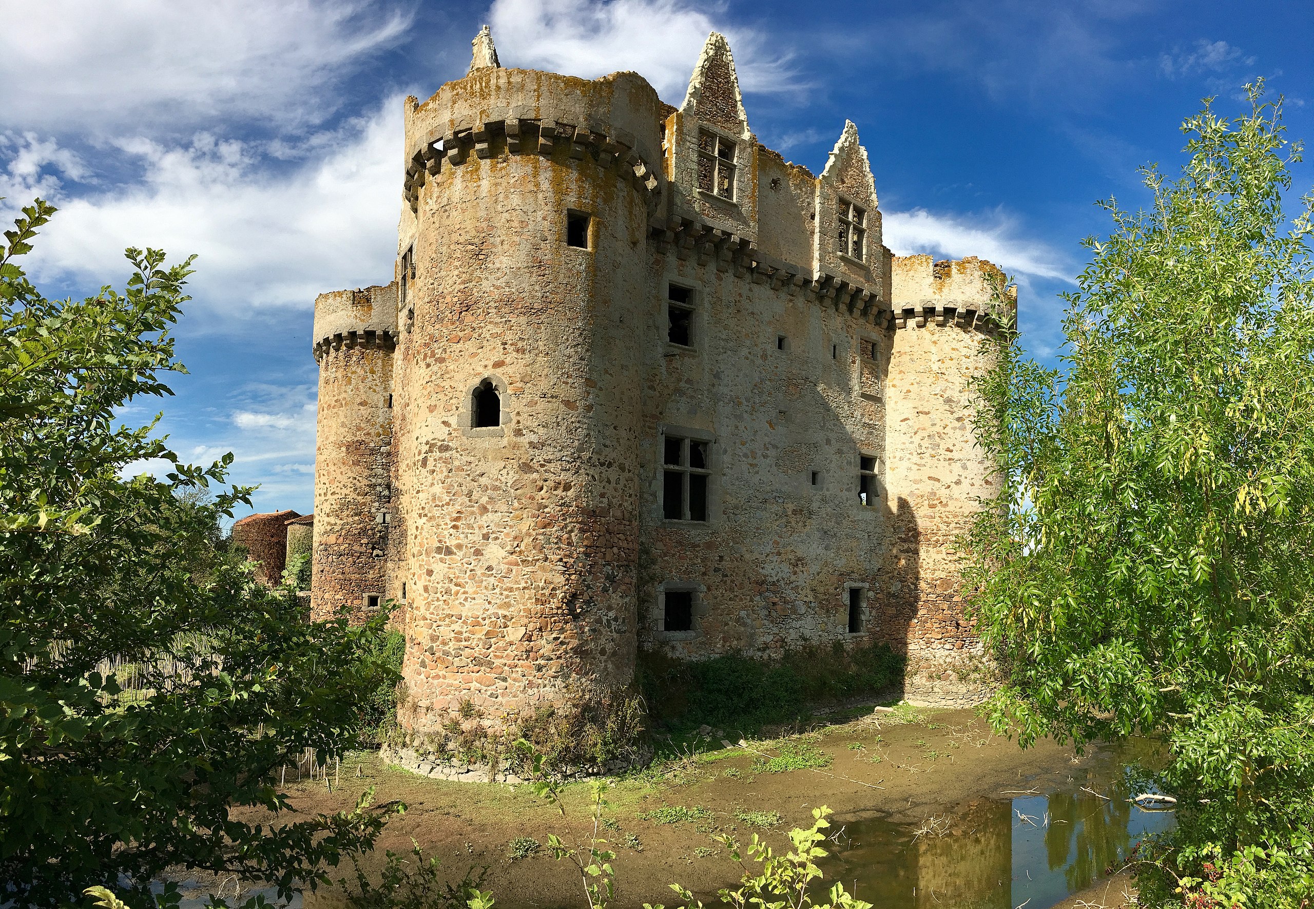 File:Château Fort de l'Ebaupinay - Vue Nord Est.jpg - Wikimedia Commons