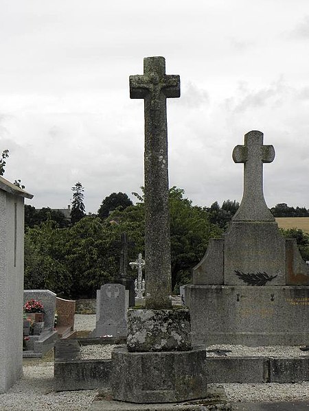 File:Châteaubourg (35) Broons-sur-Vilaine Croix du cimetière.jpg