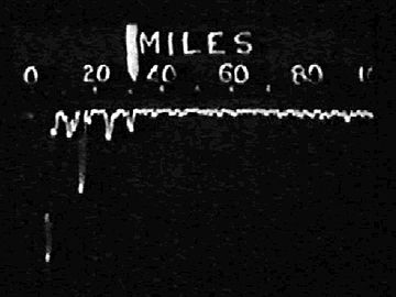 תצלום של מסך עמדת הצ'יין הום בגרסתו המוקדמת. הגל מסמל את קליטות גלי הרדיו, כאשר השנתות מסמלות את המרחק מהמשדר.
