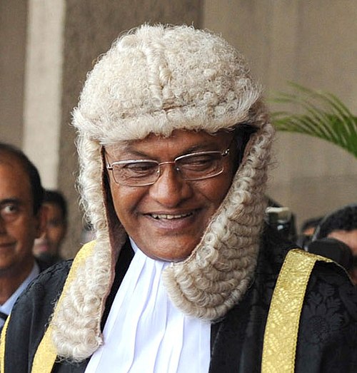 Chamal Rajapaksa, in the Speaker's ceremonial robes, mourning rosette and full bottomed wig