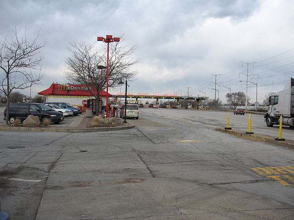 The former Chicago Skyway McDonald's, pictured in 2006 south of the toll plaza.