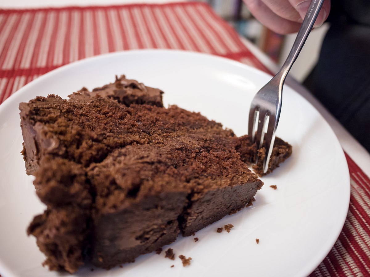 File:Chocolate fudge cake (6953780292).jpg - Wikimedia Commons.