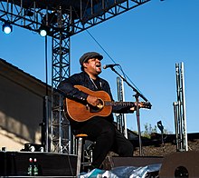 Chris Pierce si esibisce a Napa, in California, nel 2019