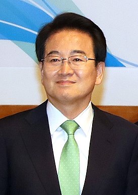 Chung Dong-young tar ett minnesfoto på National Assembly.jpg