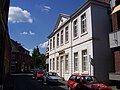 klassizistische Fassade der Stadt- und Kreisbücherei