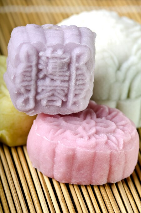 Tập_tin:Coloured_Mooncakes_with_different_flavors_1.jpg