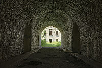 Dans l'entrée du fort.