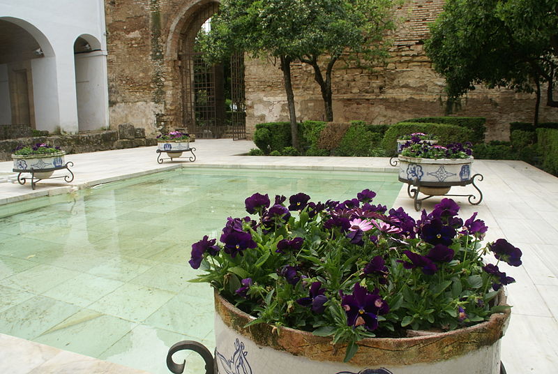 File:Courtyard of the Alcázar de los Reyes Cristianos.jpg