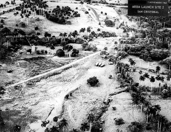 22 octobre : Crise des missiles de Cuba. Photographie aérienne des missiles nucléaires soviétiques installés à Cuba prise le 1er novembre