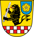 Gemeinde Sulzdorf a.d.Lederhecke In Gold über gesenktem, in zwei Reihen von Rot und Silber geschachtem Balken ein rot bewehrter und rot bezungter schwarzer Löwenrumpf, der ein silbernes Schwert in den Pranken hält, beseitet links oben von einem blauen Schildchen, darin eine goldene heraldische Rose.